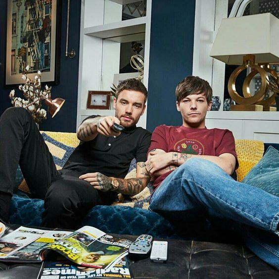 znlouam's tweet photo. Nueve y Lou se ve bien #LouisTops en esta foto JAJAJAJA
I vote #Louies for #BestFanArmy at the #iHeartAwards https://t.co/4kgXCFPVFO