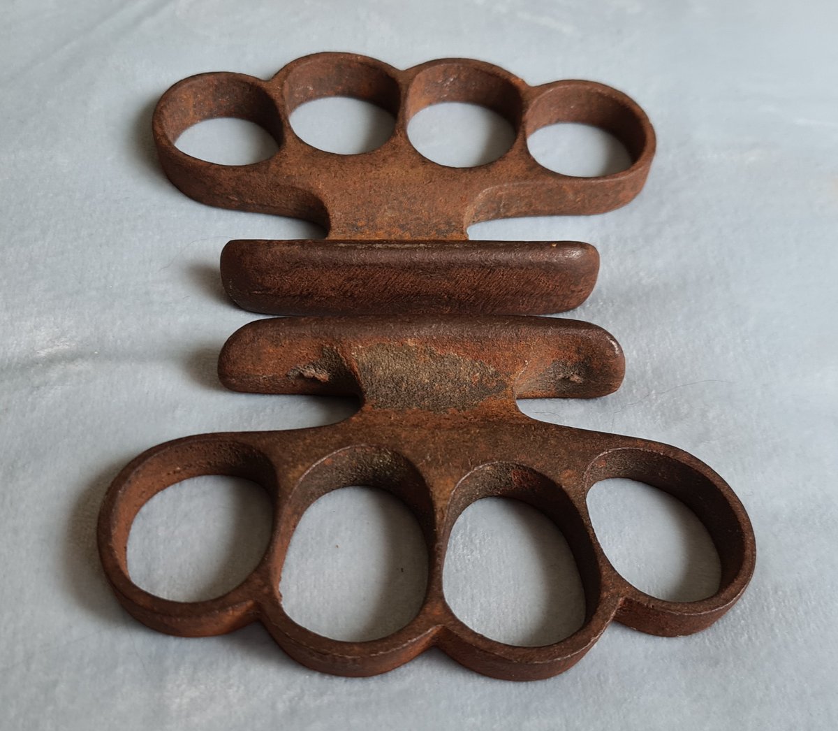 staybehinds's tweet photo. Some great new equipment images through from the relative of Sgt Jack Smith of the Maldon Patrol Essex (https://t.co/EjG3KcV9TS). FS fighting knife, stand-down lapel badges and rare knuckle dusters. Really highlights the type fighting/role the Aux Units were to play #history #SWW https://t.co/SpvPqcSOZf