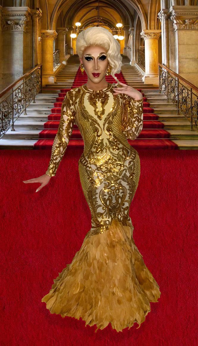 Just me in my pajamas 💖!
💇🏼‍♀️ by @thechelseapiers 
👗📸 by me
.
..
…
#drag #dragqueen #dragqueenmakeup #dragnyc #rpdr #rupaul #featherdress #ladyingold #gold #hollyboxsprings
