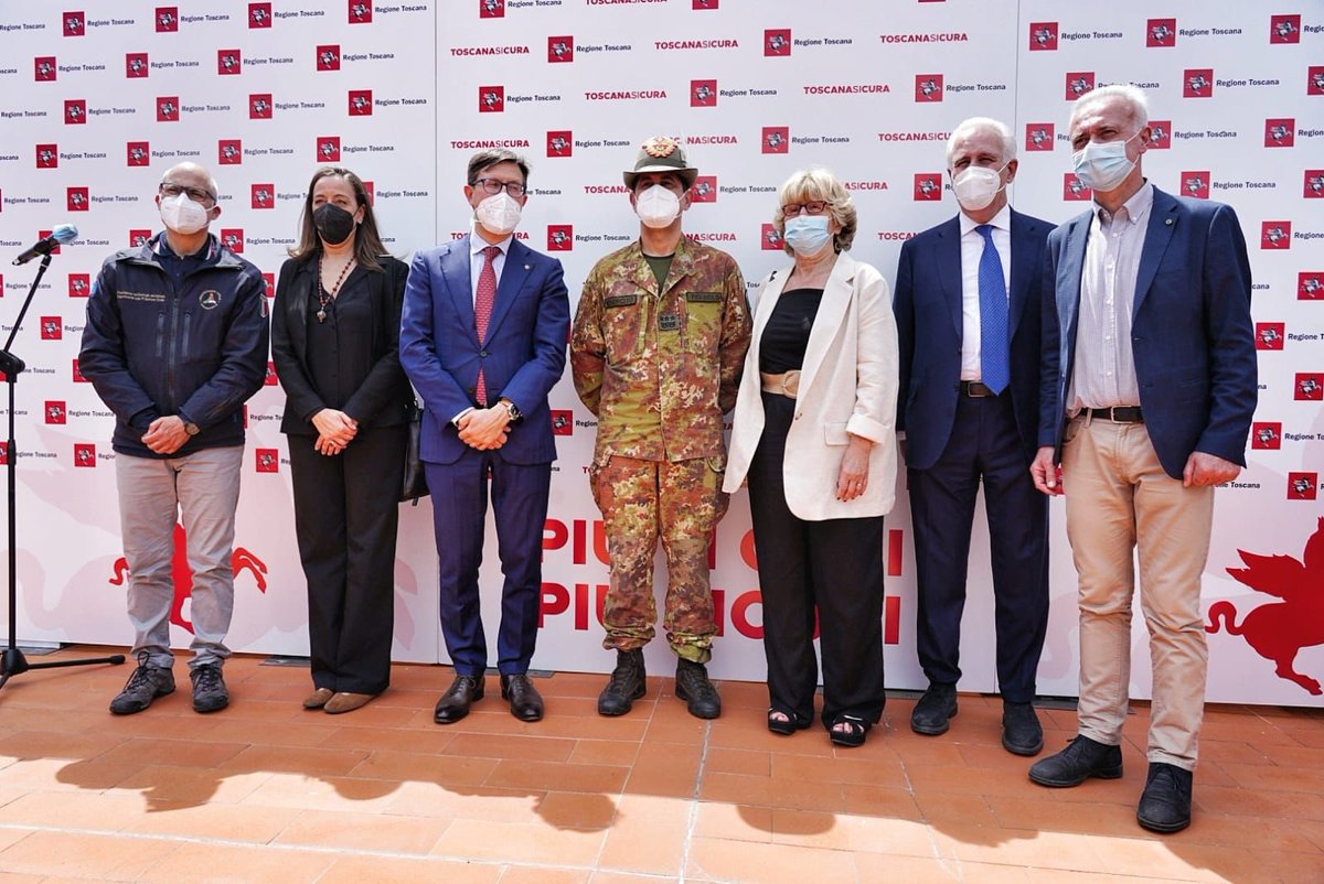 DarioNardella's tweet photo. Ringrazio il Generale #Figliuolo e il capo della protezione civile #Curcio per la loro visita a Firenze. Con il Presidente @EugenioGiani è stato fatto il punto sulle #vaccinazioni che, finalmente, cominciano ad accelerare. 
https://t.co/9qw5MjRpeu https://t.co/HXyIpAtngz