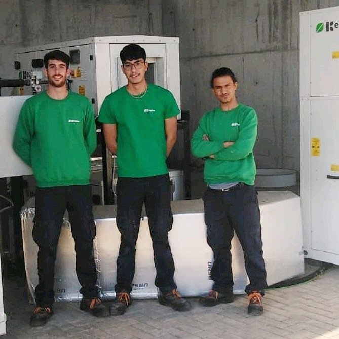 energiagranvia's tweet photo. Enhorabuena a los alumnos de GS Mantenimiento de Instalaciones Térmicas y de Fluidos, Sergio, Hamza y Bachir, los cuales han realizado sus prácticas en la central de Keyter (Lucena, Córdoba), por su esfuerzo, interés e implicación en el proceso de formación. 
#iesgranvia https://t.co/rrp9aAbmt8