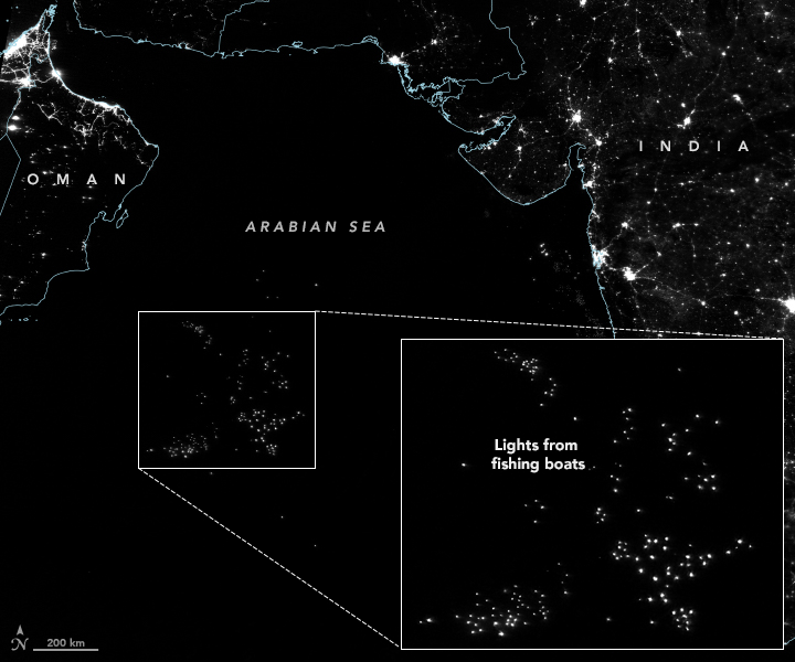 Researchers have found another use for #VIIRS night lights imagery: tracking unregulated and under-reported fishing. earthobservatory.nasa.gov/images/148307/…