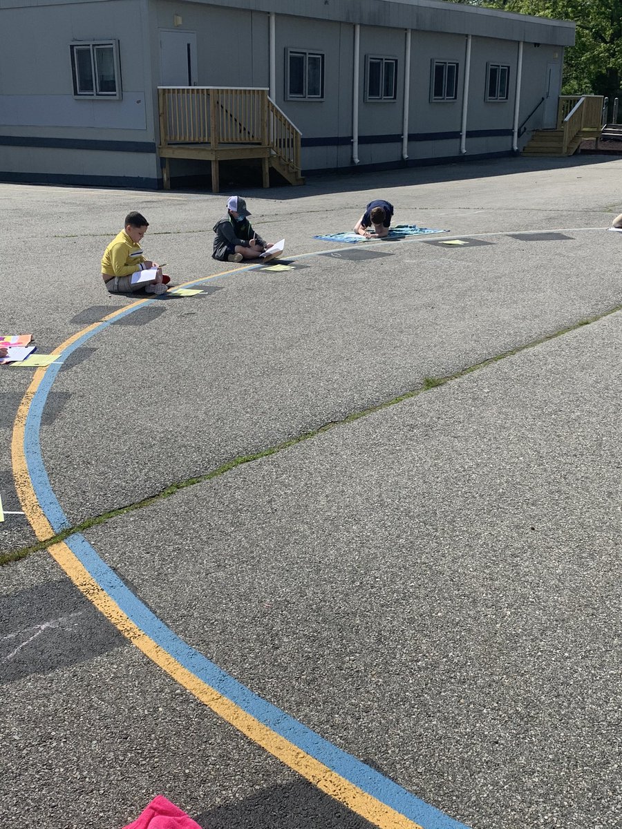 MrsLeeGrade3's tweet image. Solving word problems around the world style! #mathoutside #tanseycares #tanseytigers  @Frps_Tansey