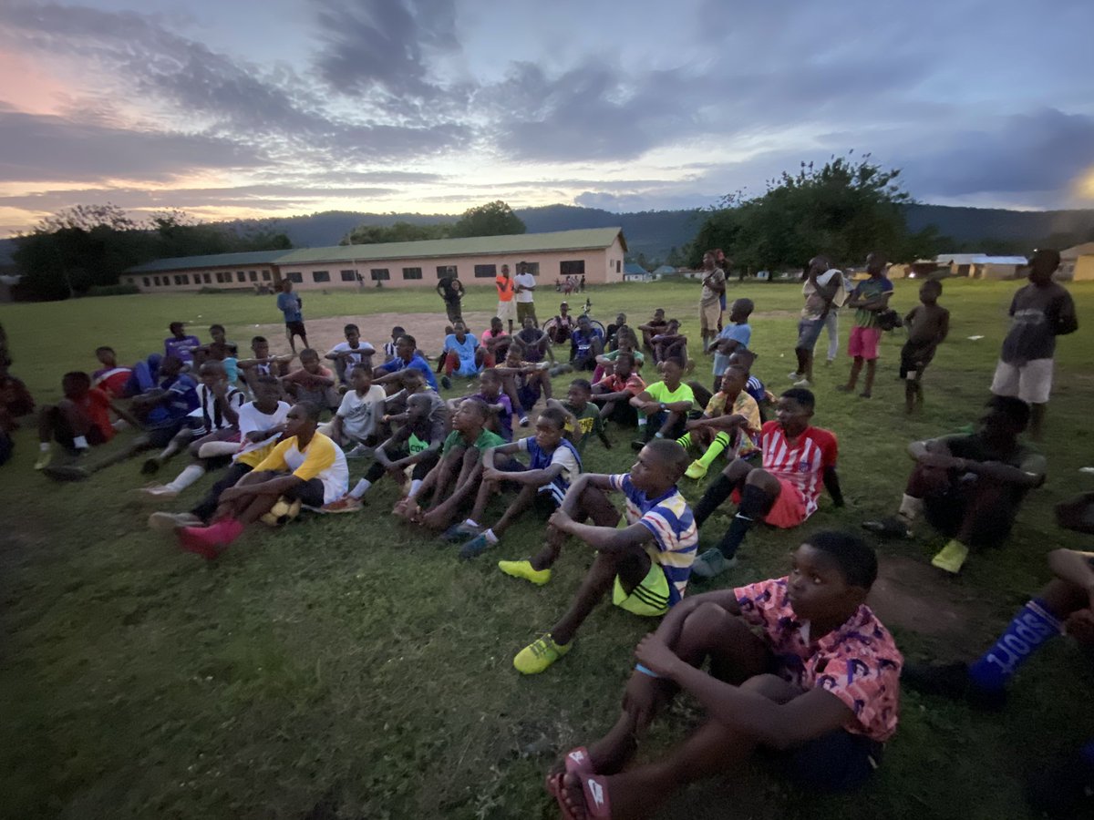 EzeSportingClub's tweet photo. πΈ Sunset @ Akoefe.
The lads continue to prepare for their first game of the season.
#EzeSportingClub
#EzeSC https://t.co/69WJCdsK0e