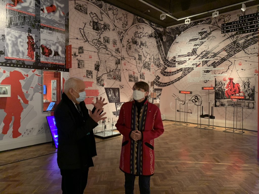 culturas_cl's tweet photo. Seguimos recorriendo el @MNBAchile junto a la Ministra @Consuelovaldesc, el director Fernando Pérez y los primeros visitantes, donde recorrimos la exposición #MiradasAlteradas de la destacada artista Voluspa Jarpa. https://t.co/sEPjb6TlBr