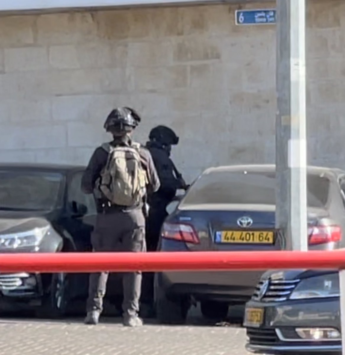 Timesofgaza's tweet image. From zero-distance, Israeli soldier fires at a Palestinian man in #SheikhJarrah in the occupied Jerusalem. 

#SaveSheikhJarrah