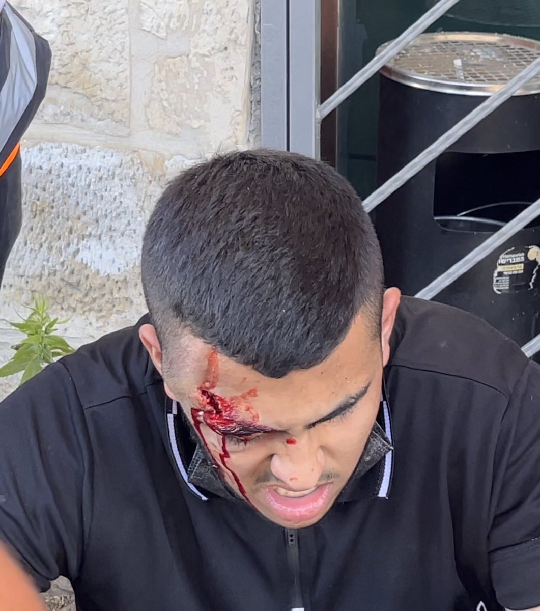 Timesofgaza's tweet image. From zero-distance, Israeli soldier fires at a Palestinian man in #SheikhJarrah in the occupied Jerusalem. 

#SaveSheikhJarrah