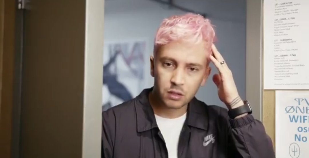 odetopxlarize's tweet photo. TYLER JOSEPH??? HAS??? PINK HAIR??? https://t.co/uz1MxU52MS