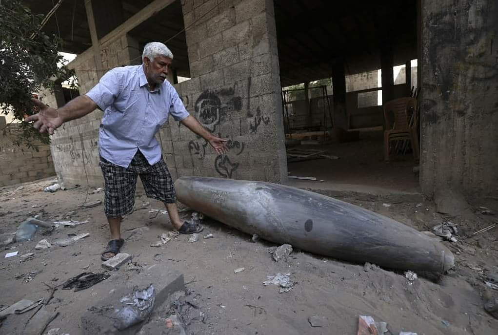 PressTV's tweet photo. An unexploded Israeli bomb in Gaza residential area

#GazaUnderAttack https://t.co/fx890kpG5Z