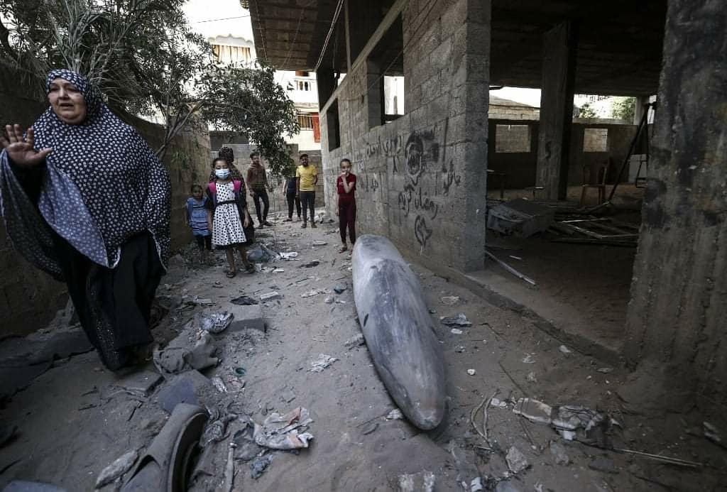PressTV's tweet photo. An unexploded Israeli bomb in Gaza residential area

#GazaUnderAttack https://t.co/fx890kpG5Z