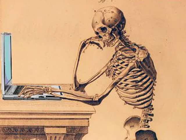 Скелет за компьютером ждёт. Скелет работает. Скелет за рабочим столом. Скелет работает. Скелет работает.