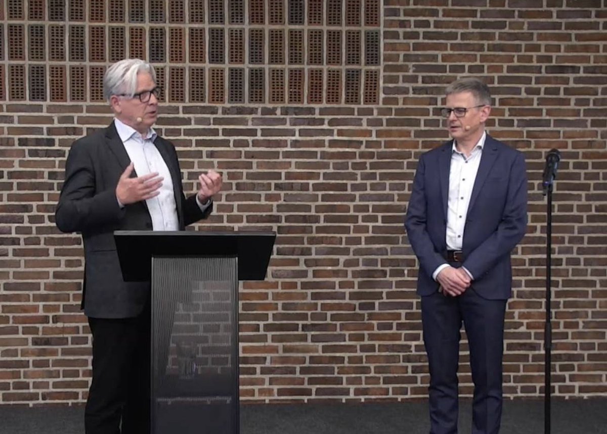 Congratulations to professor <a href="/Nielsen_Kudsk/">Jens Erik Nielsen-Kudsk</a> who received the <a href="/cardio_dk/">Dansk Cardiologisk Selskab (DCS)</a> research award for his outstanding contribution to cardiovascular science 🏆 You are a huge inspiration to all of us 🎉🍾
