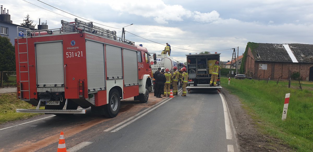 Jarocin112's tweet photo. Powypadkowe utrudnienia na drodze krajowej nr 12. Trwaja działania grupy chemicznej PSP ktora przepompowuje paliwo z rozbitej cysterny. Droga na ten moment jest zablokowana. Poszkodowanego kierowcę samochodu zabrał śmigłowiec LPR'u. https://t.co/vFw2Gc1qpX