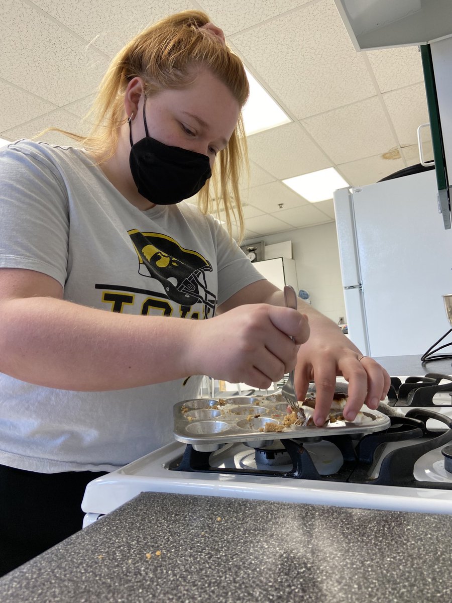 Junior Eva Barfels makes s’mores cups in culinary class #hudsonschools (jc)