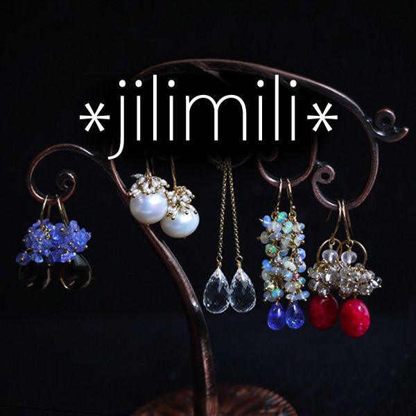 ジリミリ アクセサリーショップ 5月19日の誕生日石 ラピス ラズリー原石 宝石言葉は危機をのりきる 和名 瑠璃 濃い青をベースに 金 白 金色が散りばめられた良く晴れた夜空の様な石 今日が誕生日の人は冷静沈着 洞察力が優れている 心を広く持つ