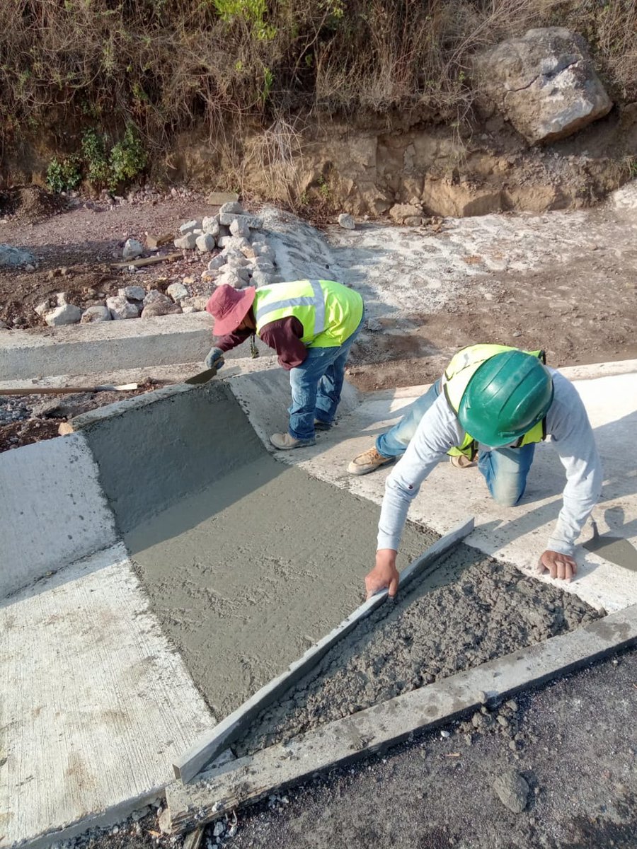 GrupoCTMX's tweet photo. Te compartimos algunas imágenes del proceso de construcción de las cunetas en La Pera tomadas este 15 de Mayo.
.
.
.
.
Si quieres saber más sobre nuestro trabajo, te recomendamos visitar nuestra página web:  
https://t.co/8r4xkhqnyT

#GrupoCT #LaPera #ingeniería #Morelos https://t.co/67PRrCMZLe