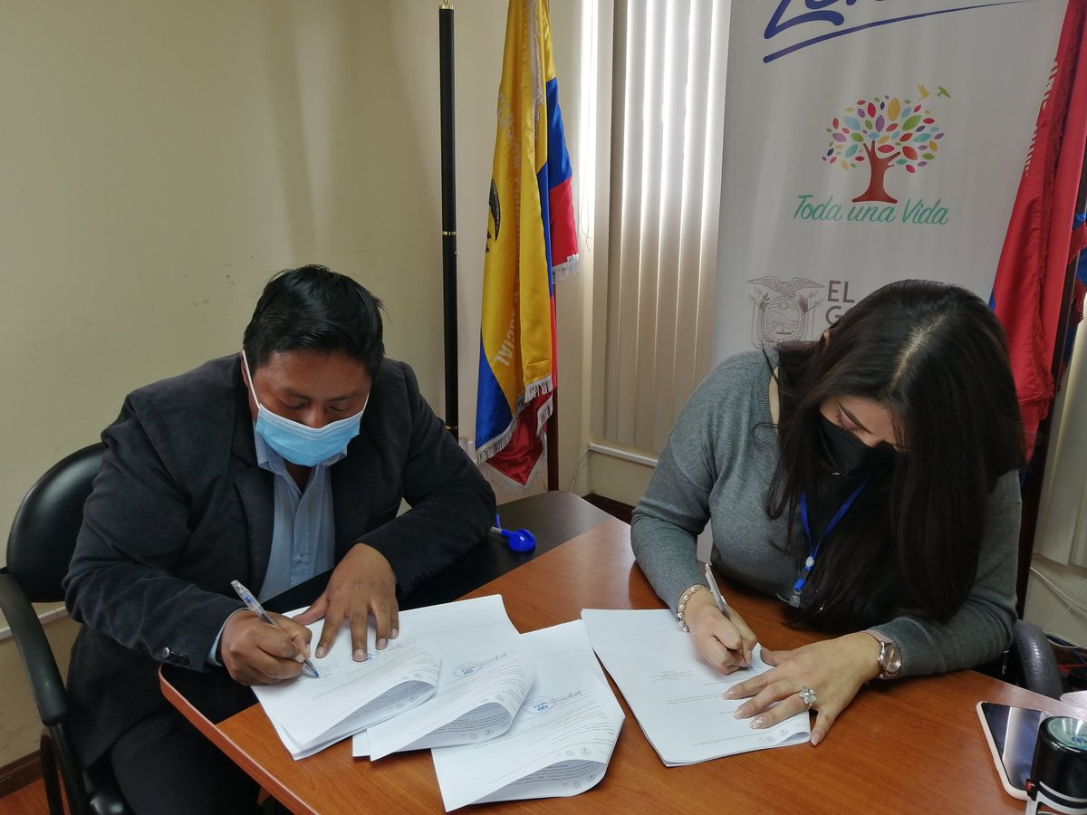 AndreaMo_ec's tweet photo. [#Cotopaxi] Andrea Morales, directora Distrital del MIES Latacunga, firmó un convenio de cooperación técnica económica con el GAD Parroquial de Mulalillo, para atender a 320 adultos mayores en 8 unidades de atención diurna, con una inversión de más de 76 mil dólares https://t.co/QZ1NvRxKTV