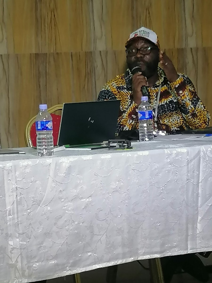 Les barrages hydroélectriques émettent   beaucoup de GES et donc contribuent au réchauffement climatique. Les barrages détruisent les moyens de subsistance des communautés. Kwame <a href="/FoEint/">Friends of the Earth International</a> Togo <a href="/WoMin_Africa/">WoMin African Alliance</a> #ACJGAbidjan2021 @ClimateJustice4Africa
<a href="/Jveivoire/">JVE Côte d'Ivoire</a>