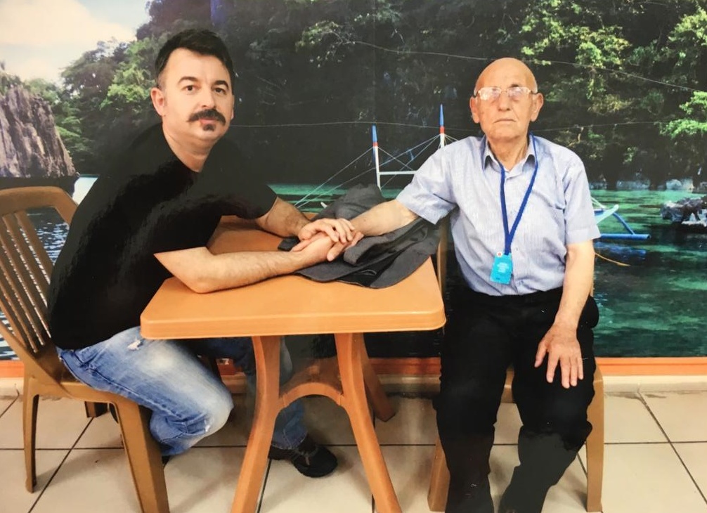 Hapiste virüs kapan ve ölen KHK'lı Şerif Vatansever'in eşi Nazlı V.: 

"Eşime gözaltındayken işkence yapıldı. Ölmeyi istedim Nazlı! Bu insanlar bize böyle ne yapıyor, dedi. Bu hastalık, ihmaller, bomboş iddialar eşimi alıp götürdü." <a href="/adalet_bakanlik/">T.C. Adalet Bakanlığı</a>  

👉patreon.com/posts/olmeyi-i…