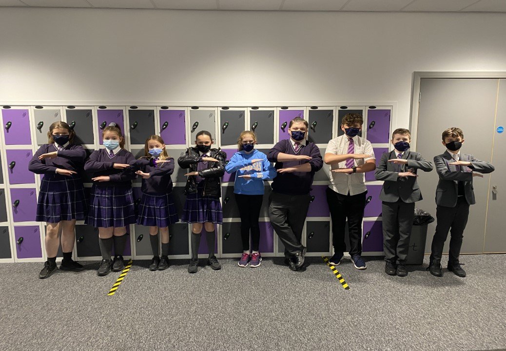 UrddDinbych's tweet photo. Disgyblion Ysgol Uwchradd Y Rhyl yn cefnogi'r Neges Heddwch ac Ewyllys Da yr Urdd.
Cydraddoldeb i ferched.
Diolch

@RhylHigh pupils showing support @Urdd 's Peace and Goodwill message.
Thankyou

@LanguagesRhs https://t.co/kFP2dIWZ9q