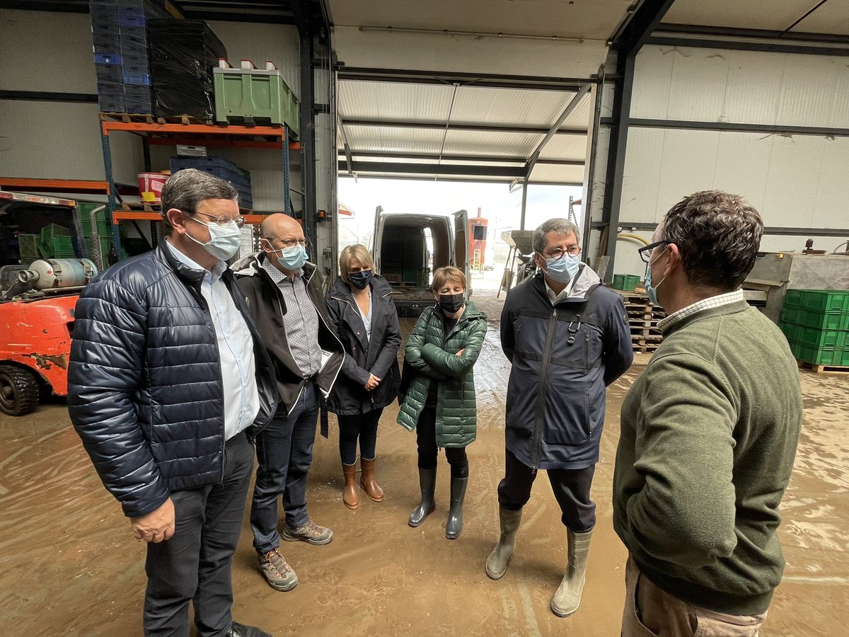 avecRottner2021's tweet photo. Visite ce matin à #Hoerdt des exploitations #Riedinger et #Dollinger qui produisent nos magnifiques #asperges d’#Alsace 

La #production #maraîchère se fait en #local, elle se fait vers la #restauration des #lycées et des #collèges

C’est ce que nous voulons #défendre ! https://t.co/xRfPkwHI2I