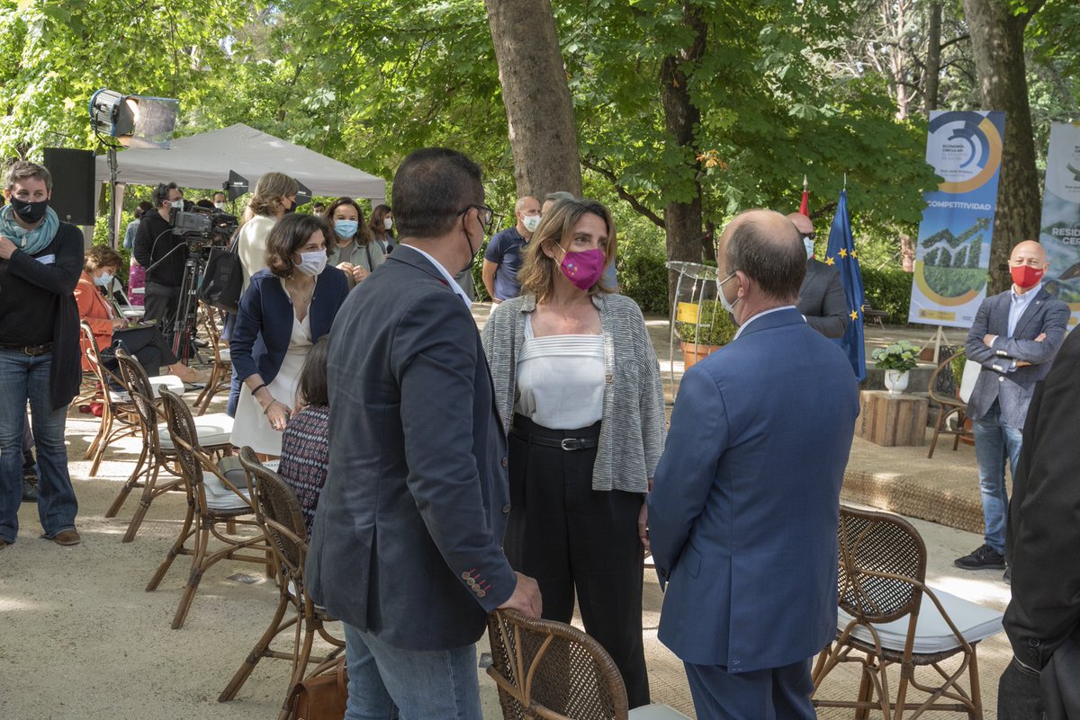 HuergaJoan's tweet photo. Ayer @GVAagroambient asistimos a una jornada de presentación del nuevo Proyecto de Ley Estatal de Residuos nRs del @mitecogob. Hoy el Consejo de Ministros ha aprobado el texto y su envío a Las Cortes para continuar la tramitación. Siempre a mejor. SEGUIM. https://t.co/aLYPgOT9HN https://t.co/DntjjK5Xr8
