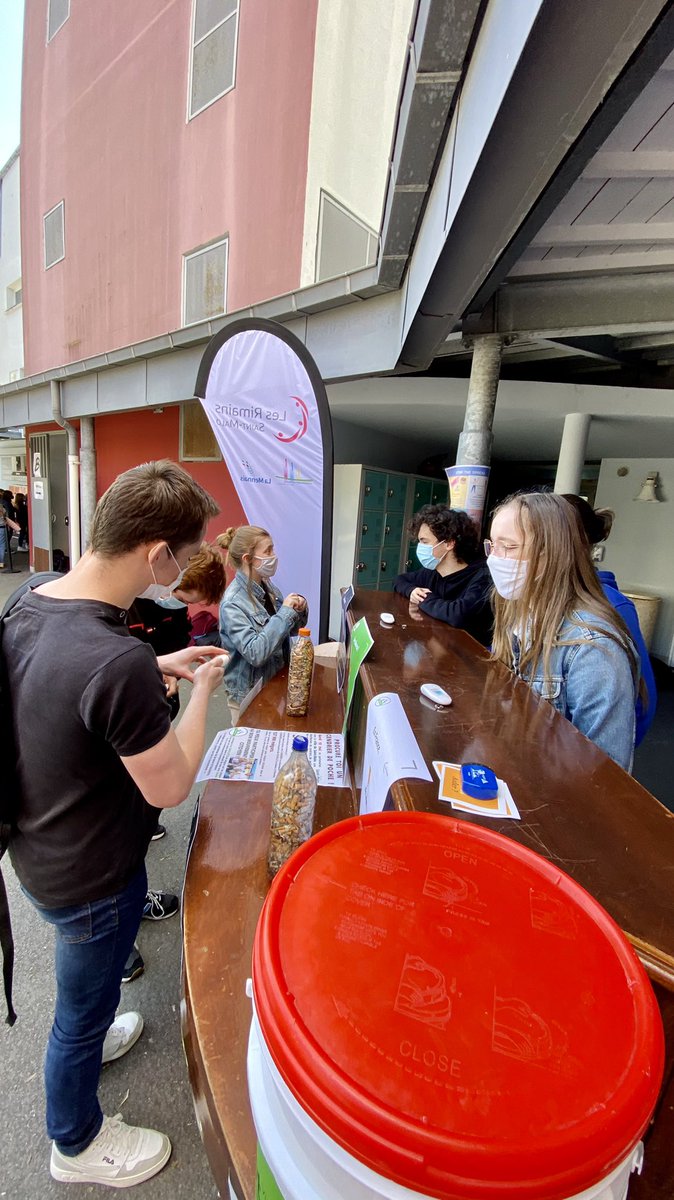 HebdoE's tweet photo. Une belle action de sensibilisation au lycée Les Rimains sur notre petit bateau anti-mégots.
Organisation avec @LesRimains, distribution de cendriers grâce à @VilleSaintMalo et recyclage ♻️ des mégots par @mego_recyclage.

Une parfaite coordination pour le bien commun ! 💚 https://t.co/6w6r0VfrBk