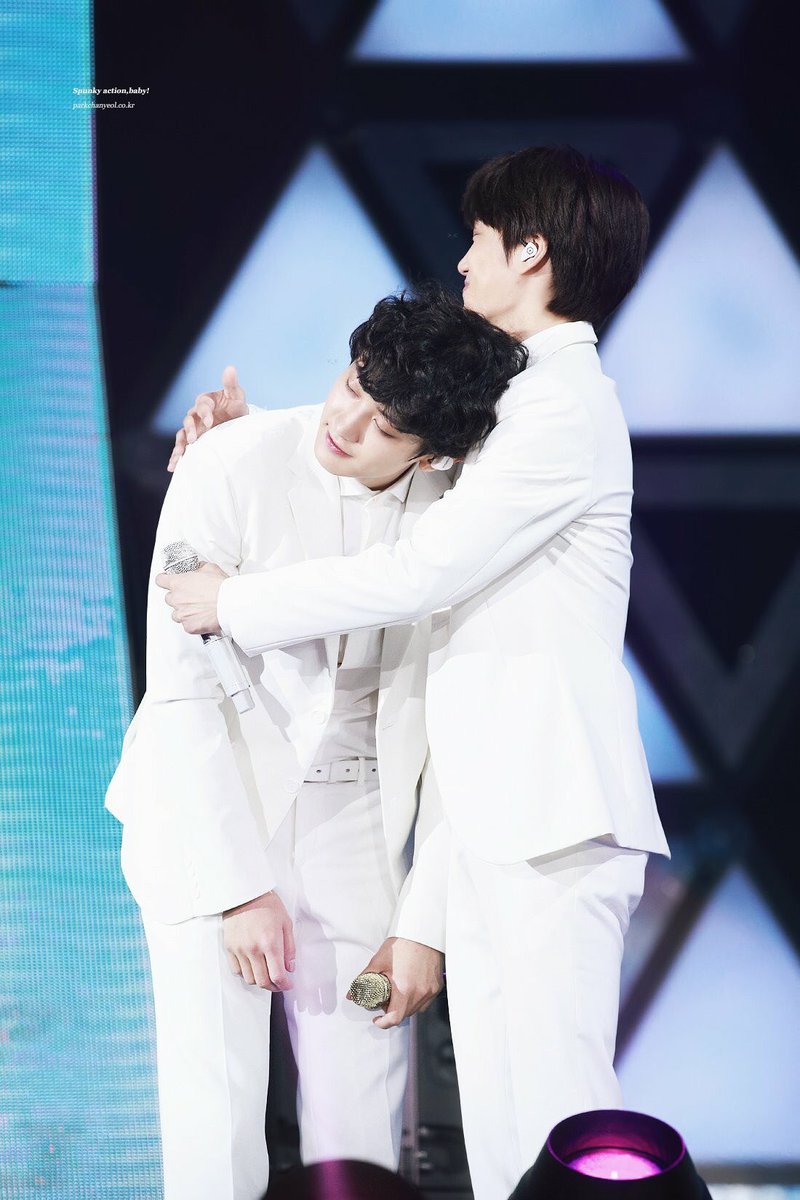 the way chanyeol hugs... 🥺🥺🥺