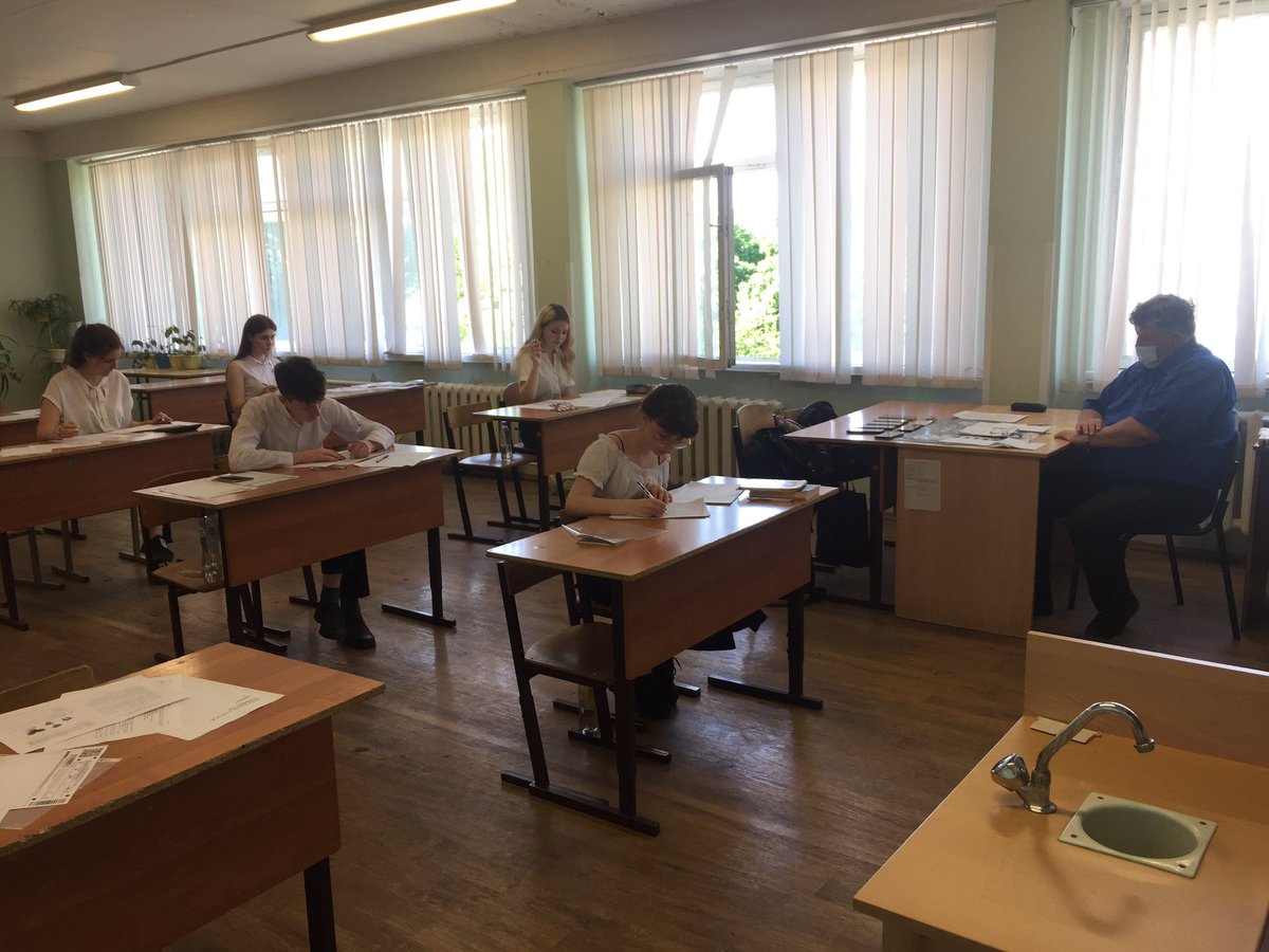 Выпускники 9х классов приступили к сдаче контрольных работ. Погрузились в атмосферу ОГЭ с учетом санитарных норм. Старт дан. В добрый путь!