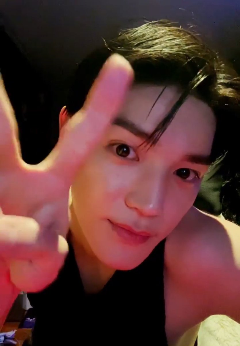 jaeyongglobal's tweet photo. Czennie: change your hair color

Taeyong: nope

YES WE LOVE OUR BLACK HAIRED KING https://t.co/XlVh580VSy