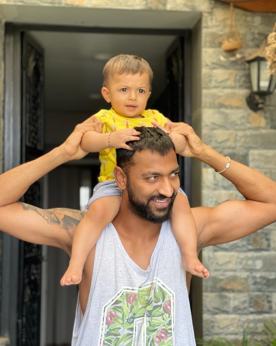 mipaltan's tweet photo. Chacha Bhatija 🤩👌

#OneFamily #MumbaiIndians @krunalpandya24 https://t.co/K7dVwxv4OZ
