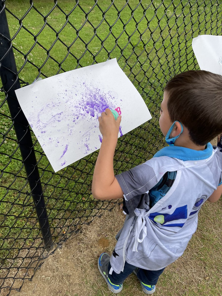 Preschool_BES's tweet photo. Weβre getting creative with our bubbles today π€πΎ #lastweekfun #spedpreschool https://t.co/LPDxhtA0kR