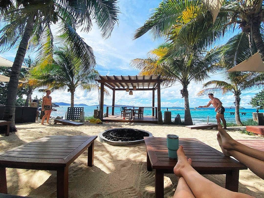 BritishVirginIs's tweet photo. 𝐘𝐞𝐬! 𝐘𝐨𝐮 𝐌𝐚𝐲. Enjoy a meal, and a game or two. Experience @CocoMayaBVI for great views too.

📸: hanhanbvi (IG)

#bvi #britishvirginislands #virgingorda #cocomaya #dinehere #vacationinparadise #terrifictuesday #holidaytravel #MayI #YesYouMay https://t.co/0qt40596HO