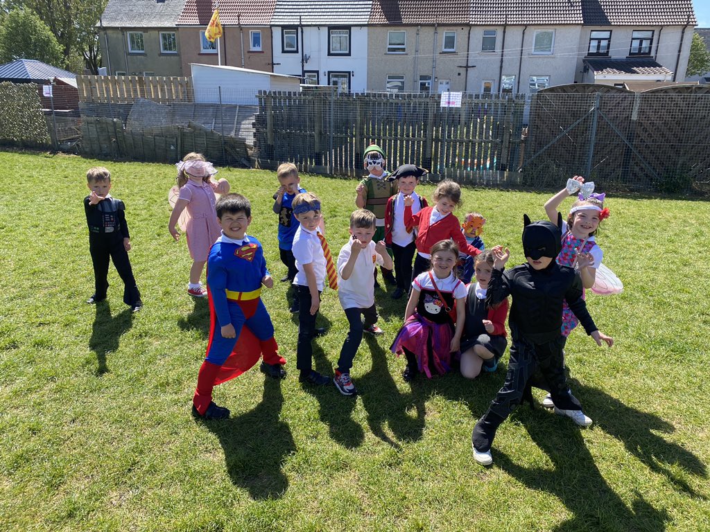 StMarksIrvine's tweet photo. P1 had fun in the sun today dressing up and using their imagination to create some fabulous stories. 😁😁#roleplay #creativity @MrsShearer4 ❤️💛❤️ https://t.co/Y6Vw7DuLkr