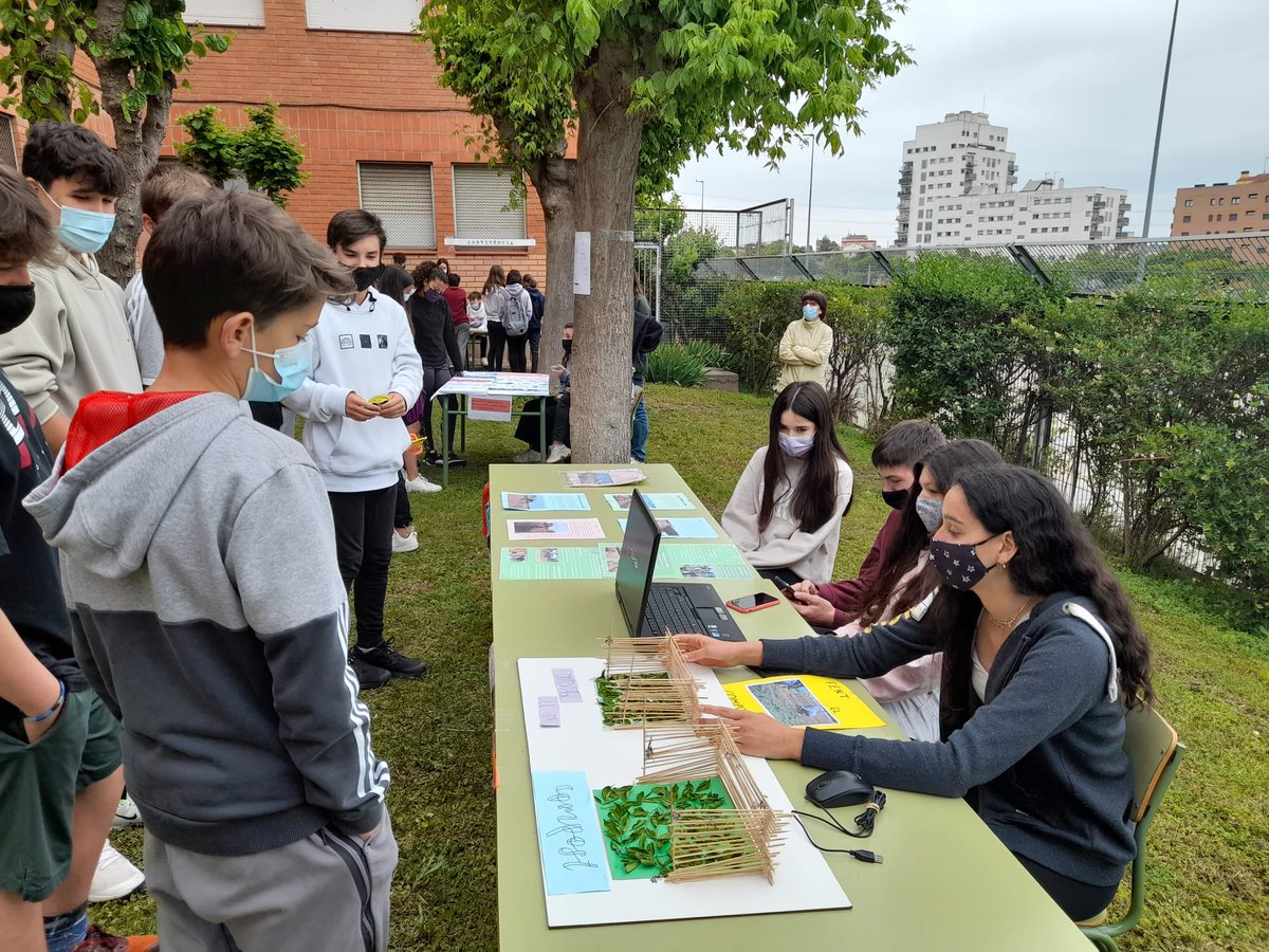 piusfontiquer's tweet image. Avui s’ha celebrat al Pius la 1a Fira #implica’t . L’alumnat de 3r ha mostrat els projectes del #serveicomunitari. En els quals ha treballat amb @althaiamanresa #cáritas Manresa, l’associació de veïns del barri i en diverses campanyes de conscienciació.