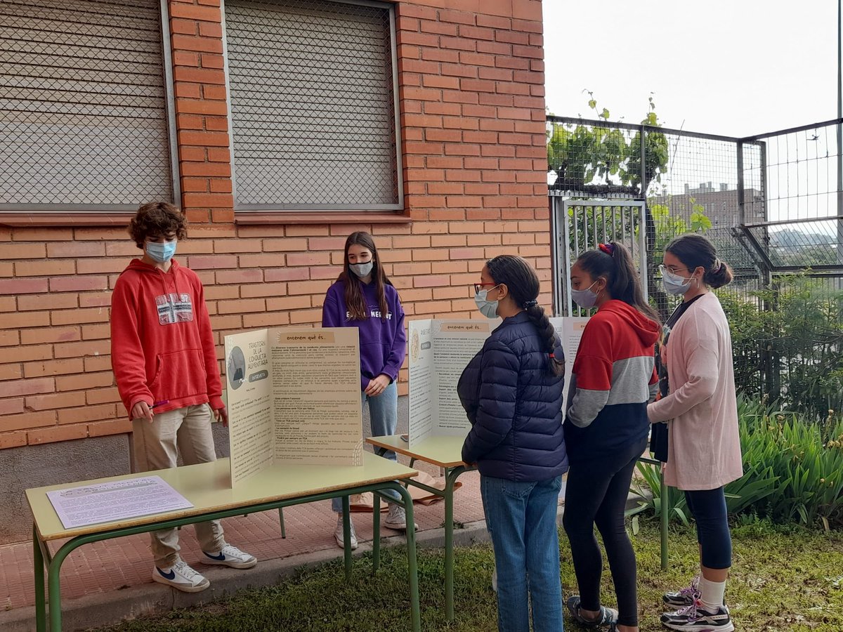 piusfontiquer's tweet image. Avui s’ha celebrat al Pius la 1a Fira #implica’t . L’alumnat de 3r ha mostrat els projectes del #serveicomunitari. En els quals ha treballat amb @althaiamanresa #cáritas Manresa, l’associació de veïns del barri i en diverses campanyes de conscienciació.