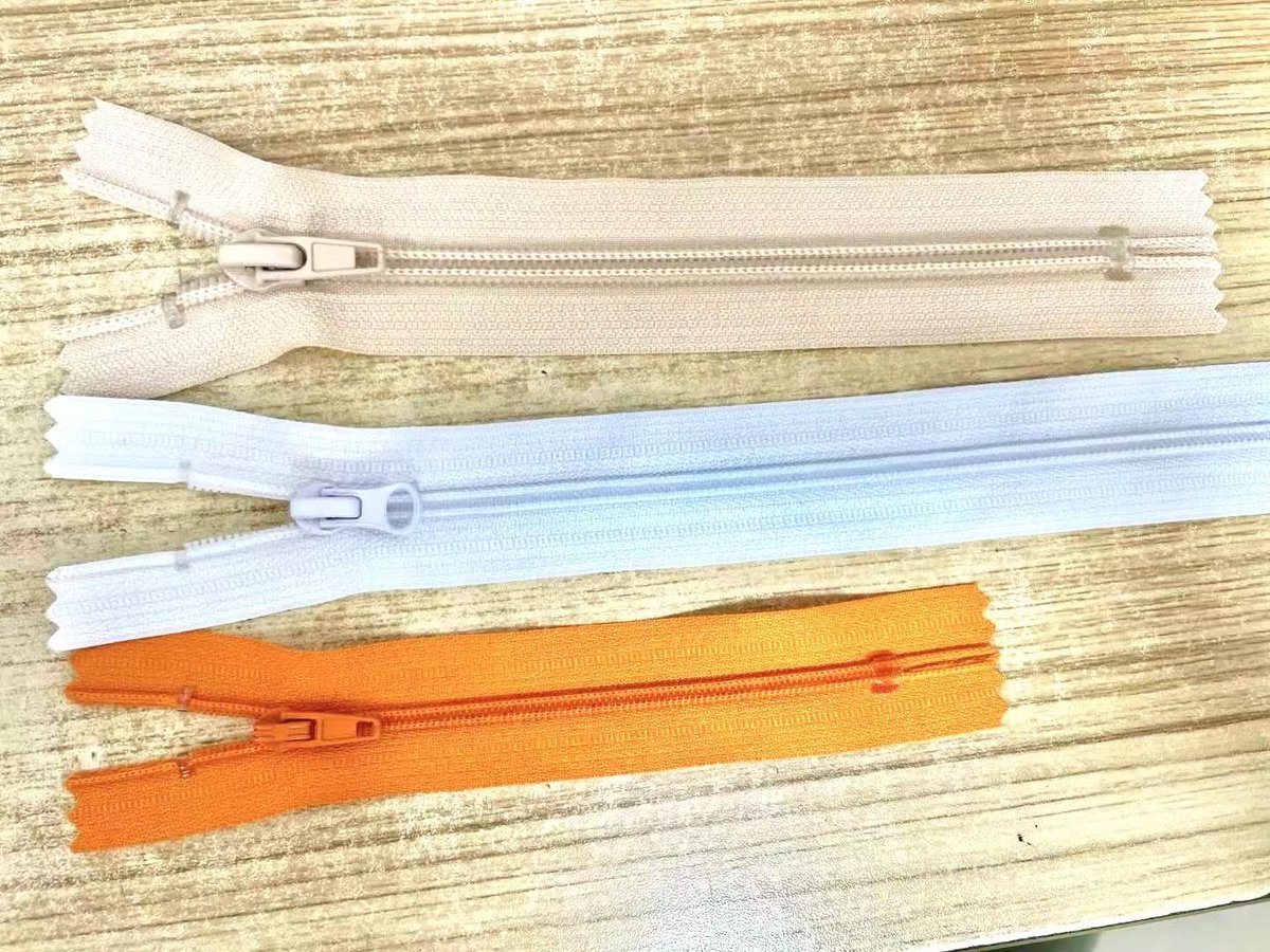 ShengfaCo's tweet photo. New equipment added to the factory
From today, can do U-shaped transparent upper and lower stop
High quality products  #zipper https://t.co/zmELVCZeCx