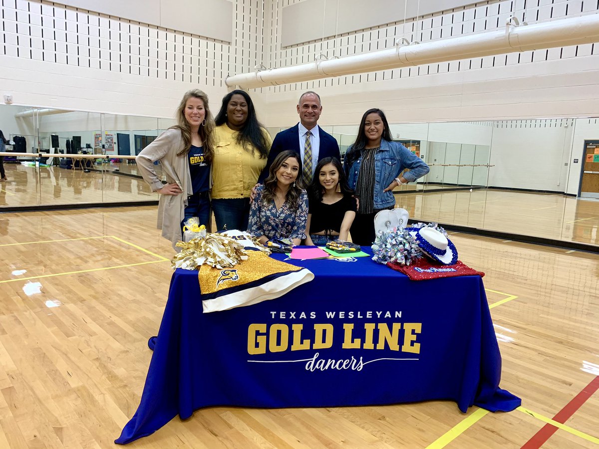 SHHSTexAnnes's tweet image. Our seniors officially signed with the Texas Wesleyan Gold Line Dance Team this morning! Congratulations ladies! 💛💙 @SamHoustonHS @TexasWesleyan 
#sampride #collegiatedance #signingday