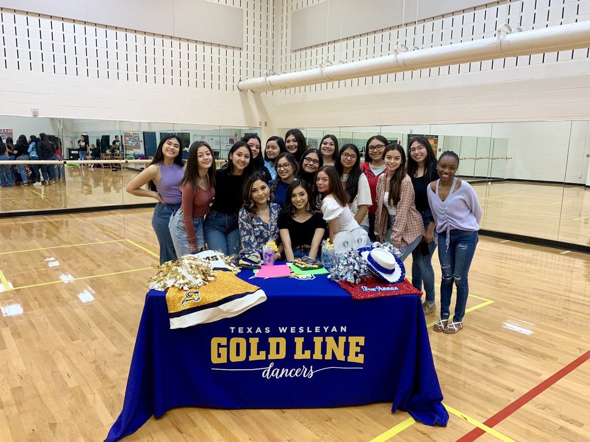 SHHSTexAnnes's tweet image. Our seniors officially signed with the Texas Wesleyan Gold Line Dance Team this morning! Congratulations ladies! 💛💙 @SamHoustonHS @TexasWesleyan 
#sampride #collegiatedance #signingday