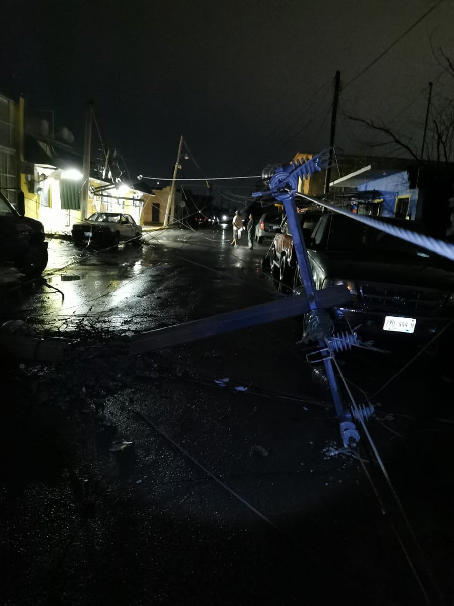 CentinelaMundo's tweet photo. #Mexico   | #Tamaulipas #clima 

📌 Fuerte tormenta en Nuevo Laredo, Tamaulipas causó severos destrozos y dejó a más de 157 mil hogares sin luz. 

Provocó destrozos en comercios, arboles caídos y anuncios espectaculares derribados. https://t.co/go2YxDYnh2