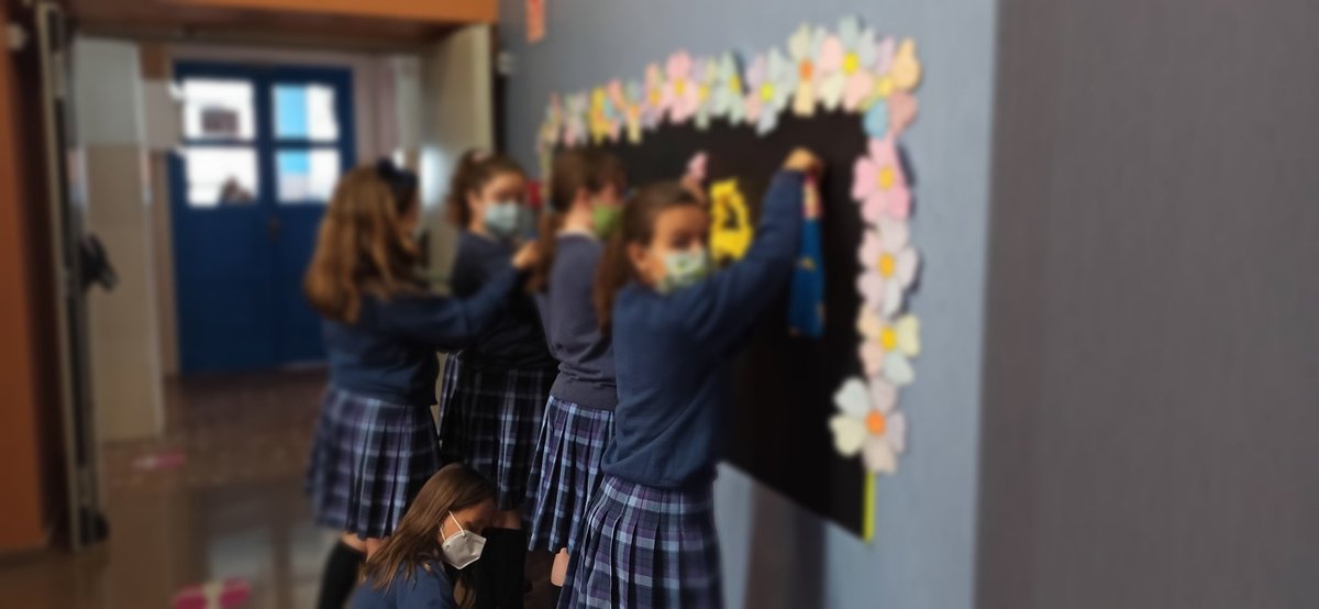 fecmips's tweet photo. Nos hemos encontrado a estas chicas de #cuartoEP en el pasillo y hemos pensado...
💭"¿Qué están tramando?
Y cuando se han girado hemos visto el mural del #MesDeLaVirgen y nos han dejado claro que la decoración con ellas está más que asegurada.
@colegiosfec #EquipoDeco #MesDeMayo https://t.co/SjoEAeV9co