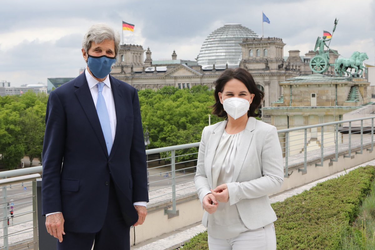 larafritzsche's tweet image. Wenn Du keine Raute machen darfst, aber Hände hast....