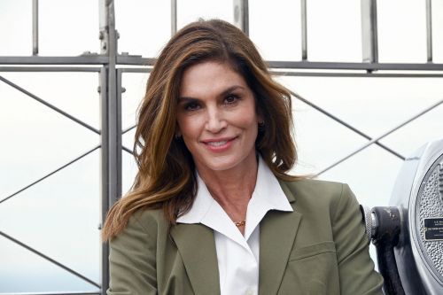 Senior>Star > Cindy Crawford lance des produits capillaires anti-â- bit.ly/33RxWpW #senior