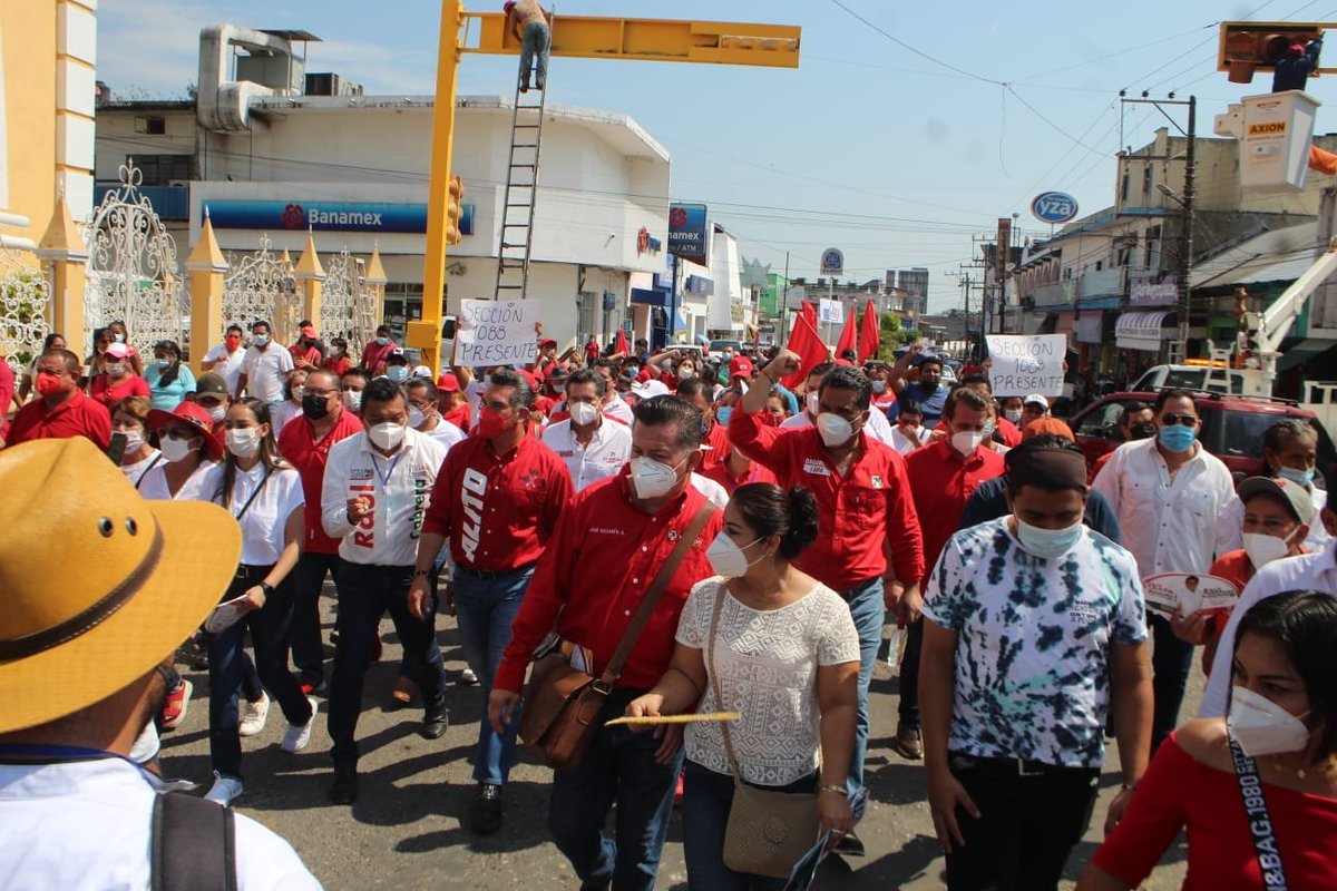 Lara_Sedas's tweet photo. Esta mañana, @alitomorenoc, dirigente del @PRI_Nacional y un servidor, acompañamos a nuestra candidata al Distrito Local 21, @Katiornelas y al candidato a presidente municipal de Teapa, @HRaulCabrera, a un recorrido casa por casa donde nos reciben con las puertas abiertas. https://t.co/Id5gsuL1r4