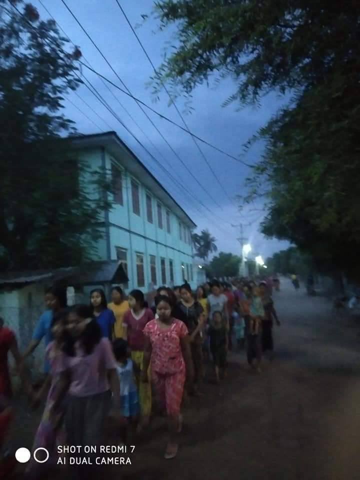 Night strike of DonTaw village opposing military dictatorship. #WhatsHappeningInMyanmar  #May18Coup  #CrimesAgainstHumanity