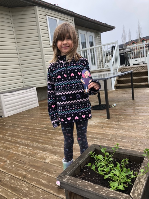 MrsSaundersCG's tweet image. Students are keeping Flat Mrs. Saunders busy, as usual.  Petra let me help plant flowers in the yard - I can&apos;t wait to see them in full bloom! #flatmrssaunders @togetherwhenapart @FMPSD @BeaconhillFMPSD @abbott_graham