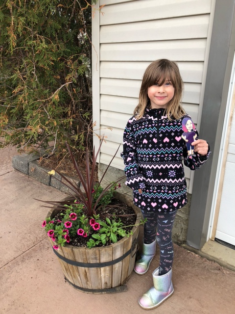 MrsSaundersCG's tweet image. Students are keeping Flat Mrs. Saunders busy, as usual.  Petra let me help plant flowers in the yard - I can&apos;t wait to see them in full bloom! #flatmrssaunders @togetherwhenapart @FMPSD @BeaconhillFMPSD @abbott_graham