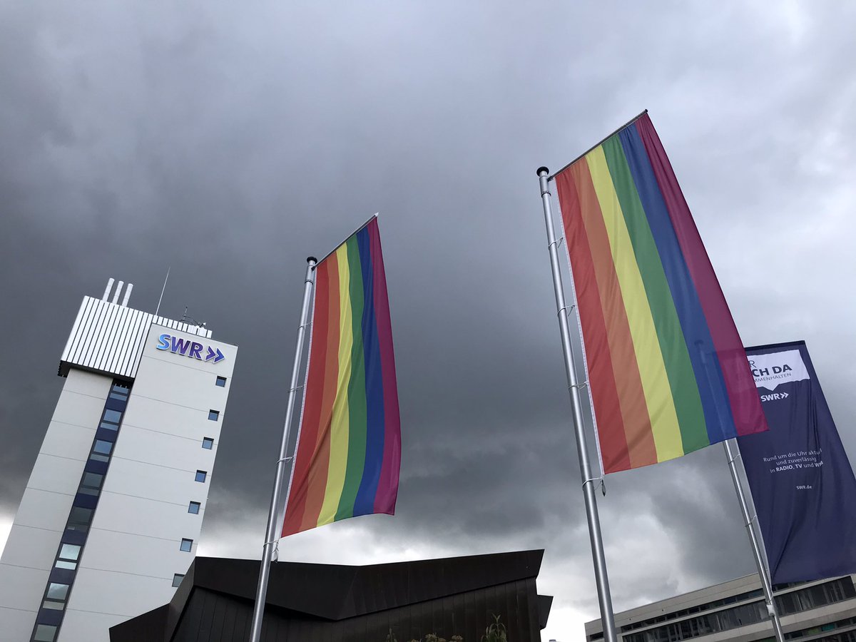 Noch nicht alles Sonnenschein, aber ein Arbeitgeber, der zum #IDAHOBIT & #DiversityTag die Regenbogenflagge hisst, ist auch 2021 noch nicht selbstverständlich. 
Klares Statement des SWR nach innen und außen. 💪📻📺💻
#IDAHOBIT2021 #DiversityDay 🏳️‍🌈