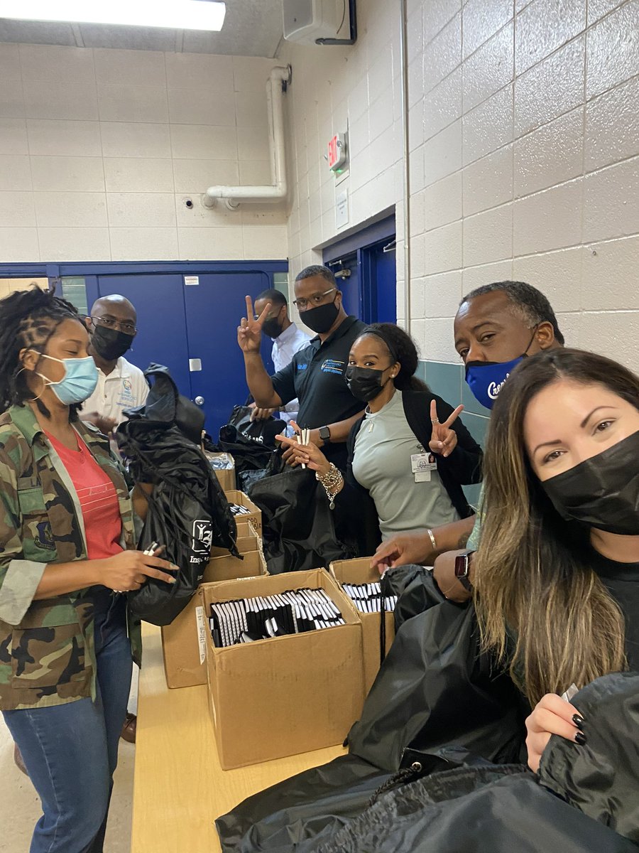 Thank you to all of our volunteers from Equity & Outreach for your assistance in preparation for our ROSES & ATM Youth Summit. #HISDRISE2021 @HISD_Wraparound @HISDFACE @HISD_ROSES @CandiceC_ @DerrickEmanuel2 @jaydavis101 @AbdulmajidAlaa