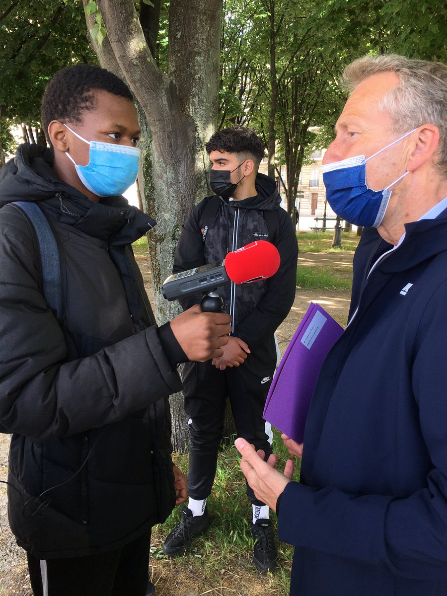 InterClass_'s tweet photo. Les lycéens d’Aulnay-s-Bois à l’Assemblée nationale aujourd’hui (enfin, devant, Covid oblige) pour interviewer le député Guillaume Garot sur la question des déserts médicaux en France 🎤 Quelles solutions aux inégalités territoriales en matière d’accès au soin ? On air cet été ☀️ https://t.co/LQCO4qWcZD